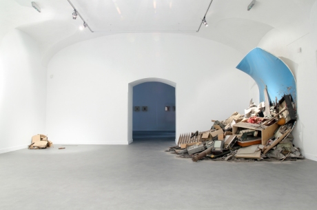 Obraz pożerajacy Roberta Kuśmirowskiego, 2014, drewno, płótno, farba alkidowa, kolekcja przedmiotów Roberta Kuśmirowskiego, Galeria Biała w Lublinie